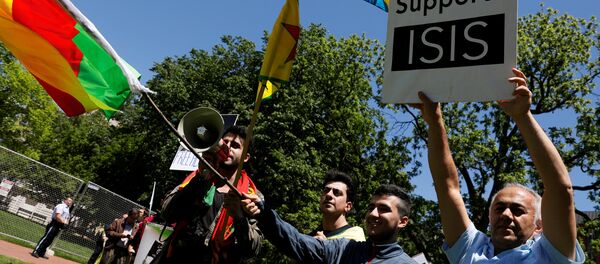 Los opositores del presidente de Turquía, Recep Tayyip Erdogan, en Washinton - Sputnik Mundo