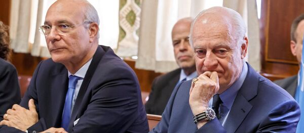 Ramzy Ezzeldin Ramzyel, adjunto enviado especial de la ONU para Siria, y Staffan de Mistura, enviado especial de la ONU para Siria - Sputnik Mundo