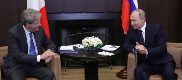 Paolo Gentiloni, primer ministro de Italia, y Vladímir Putin, presidente de Rusia - Sputnik Mundo