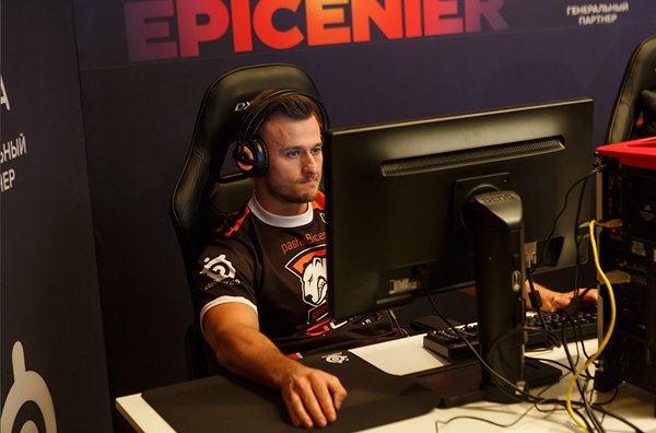 Jaroslaw Jarzabkowski, de Polonia, más conocido en el ciberespacio como pashaBiceps, capitán del equipo de Virtus.pro en CS:GO. Inició su carrera como ciberatleta en 2009 y hoy día es multicampeón en CS 1.6 y CS:GO. - Sputnik Mundo