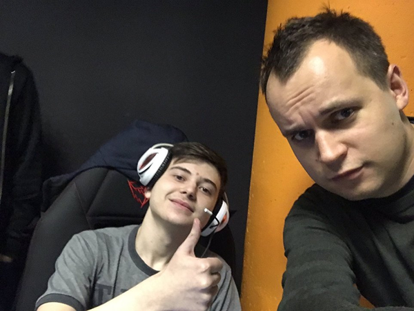 Román Dvoriankin (a la derecha) con Román Koshnarov (a la izquierda), de Rusia, ciber atleta de Dota 2 desde los 16 años, conocido en el ciberespacio bajo el alias Ramzes666. - Sputnik Mundo