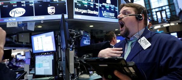 Los comerciantes trabajan en la NYSE en Nueva York - Sputnik Mundo