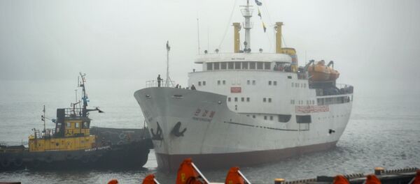 El primer ferri de Corea del Norte arribando al puerto de Vladivostok - Sputnik Mundo