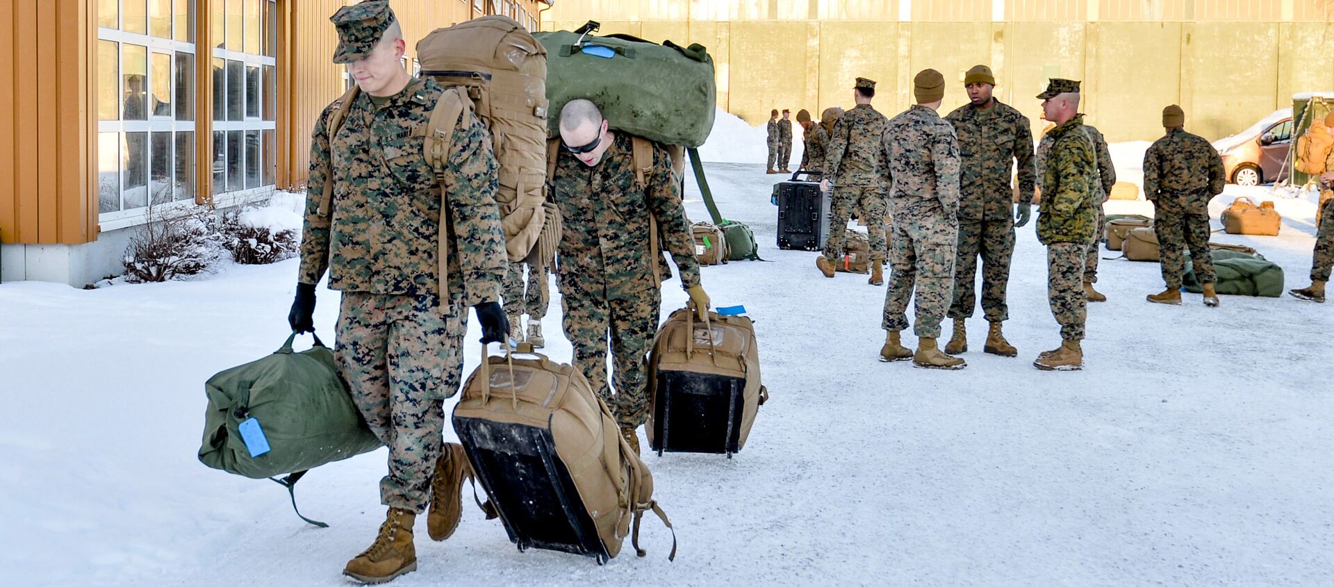 Marines estadounidenses caminan después de aterrizar en Stordal, Noruega - Sputnik Mundo, 1920, 26.01.2021