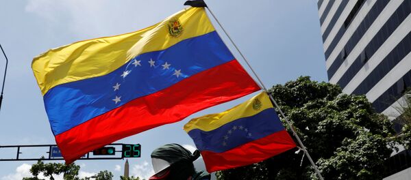La oposición venezolana con las banderas del país - Sputnik Mundo