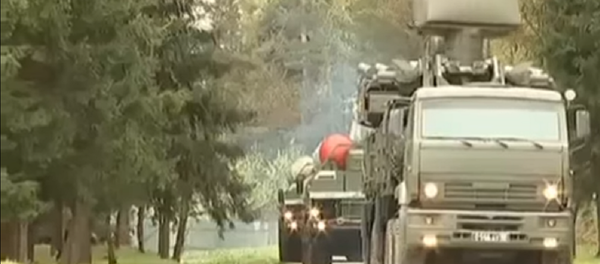 Militares rusos repelen un 'ataque' contra un escuadrón de S-400 Militares rusos repelen un 'ataque' contra un escuadrón de S-400 - Sputnik Mundo