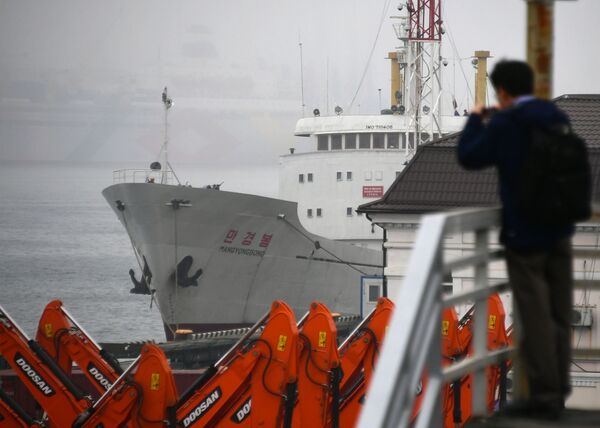 Viaje al país más hermético del mundo: el primer ferri llega a Rusia desde Corea del Norte - Sputnik Mundo