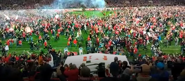 Hinchas del Spartak invaden el campo para celebrar la victoria en la Liga Premier de Rusia - Sputnik Mundo