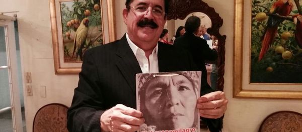 El expresidente hondureño Manuel Zelaya sostiene una foto de Milagro Sala El expresidente hondureño Manuel Zelaya sostiene una foto de Milagro Sala - Sputnik Mundo