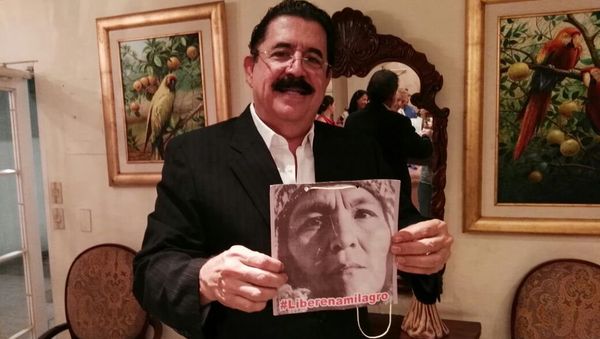 El expresidente hondureño Manuel Zelaya sostiene una foto de Milagro Sala El expresidente hondureño Manuel Zelaya sostiene una foto de Milagro Sala - Sputnik Mundo