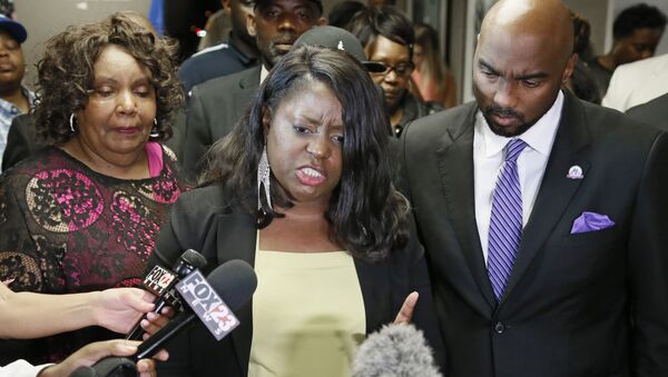 Tiffany Crutcher, hermana de Terence Crutcher, habla con los medios tras el veredicto a la agente de policía Betty Jo Shelby en Tulsa, Oklahoma - Sputnik Mundo