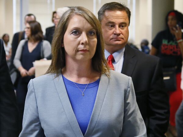 Betty Shelby deja el tribunal con su marido, Dave Shelby - Sputnik Mundo