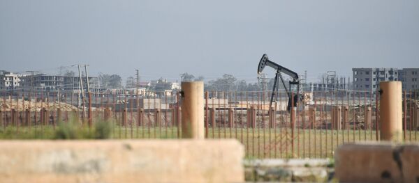 Un pozo de petróleo en Deir Ezzor, Siria - Sputnik Mundo