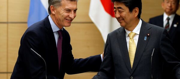Mauricio Macri, presidente de Argentina y Shinzo Abe, primer ministro de Japón - Sputnik Mundo