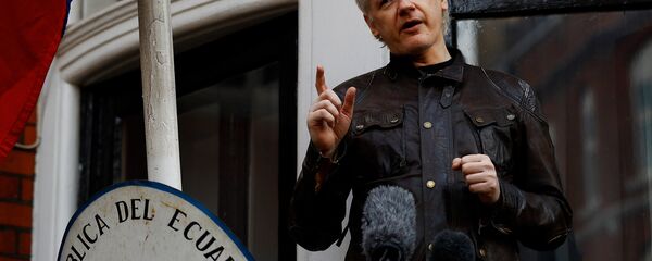 WikiLeaks founder Julian Assange is seen on the balcony of the Ecuadorian Embassy in London, Britain, May 19, 2017 - Sputnik Mundo