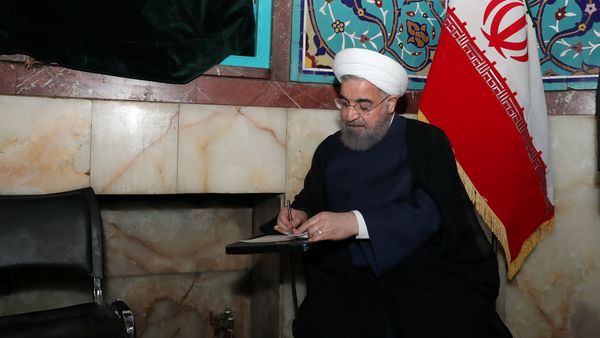 Iran's President Hassan Rouhani fills in his ballot Iran's President Hassan Rouhani fills in his ballot - Sputnik Mundo