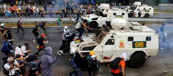 Una unidad blindada de la GNB - Sputnik Mundo