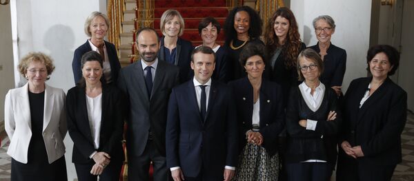 Emmanuel Macron, presidente de Francia, Edouard Philippe, primer ministro francés, con las mujeres del Gobierno galo - Sputnik Mundo