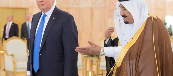 Donald Trump, presidente de EEUU, y Abdelaziz al Saud, rey de Arabia Saudí - Sputnik Mundo