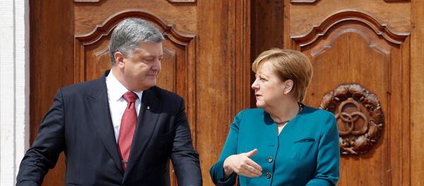 Petró Poroshenko, presidente de Ucrania, y Angela Merkel, canciller de Alemania - Sputnik Mundo