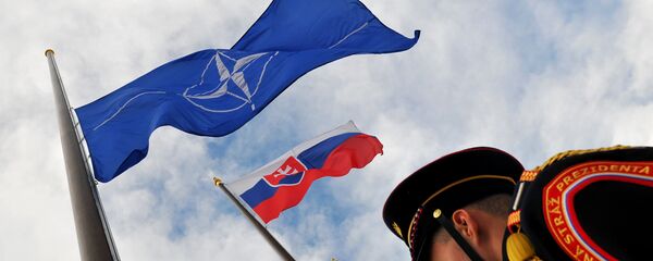 Las banderas de Eslovaquia y la OTAN Las banderas de Eslovaquia y la OTAN - Sputnik Mundo