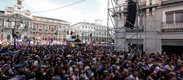Manifestación en apoyo a la moción de Podemos contra Rajoy - Sputnik Mundo