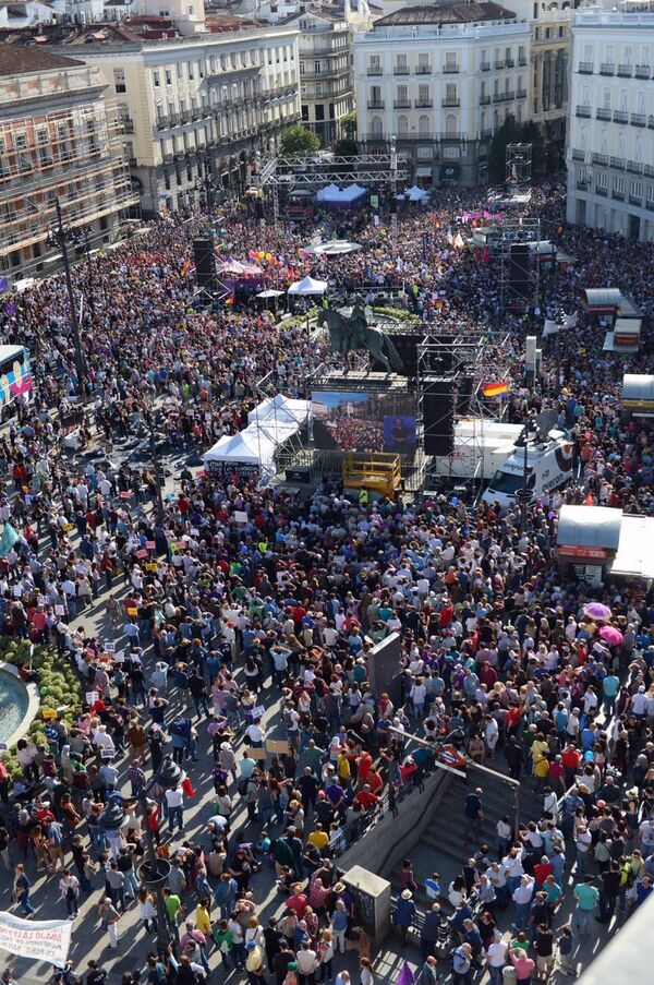 Puerta del Sol de Madrid durante la concentración en apoyo a la moción de censura de Podemos contra Mariano Rajoy  - Sputnik Mundo