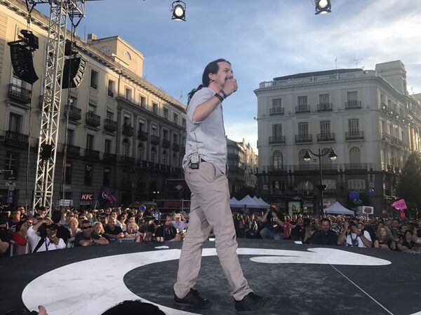 Pablo Iglesias, secretario general de Podemos, en la Puerta del Sol de Madrid durante la concentración en apoyo a la moción de censura contra Mariano Rajoy  - Sputnik Mundo