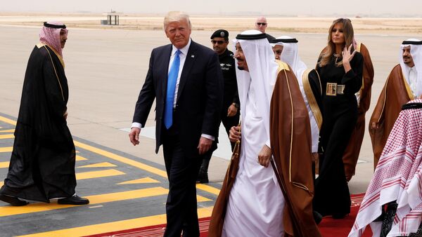 Donald Trump, presidente de EEUU, y Abdelaziz al Saud, rey de Arabia Saudí - Sputnik Mundo