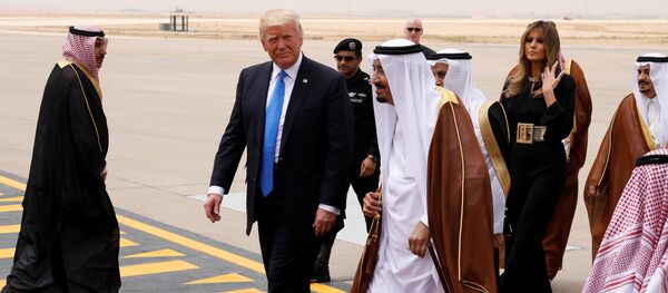 Donald Trump, presidente de EEUU, y Abdelaziz al Saud, rey de Arabia Saudí - Sputnik Mundo