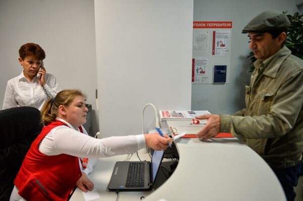 Un usuario del departamento de objetos perdidos del metro de Moscú Un usuario del departamento de objetos perdidos del metro de Moscú - Sputnik Mundo