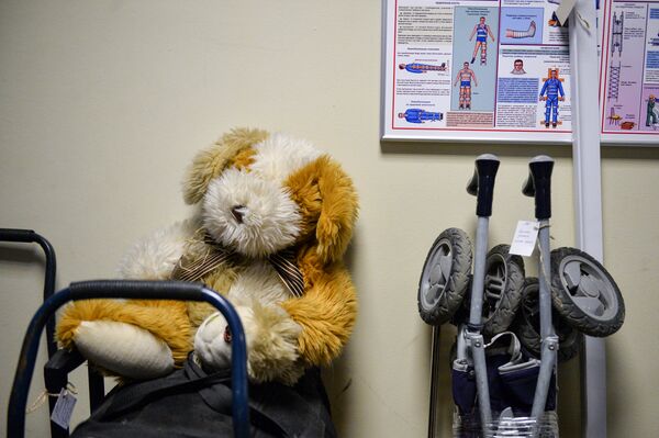 Un peluche espera a su propietario Un peluche espera a su propietario - Sputnik Mundo