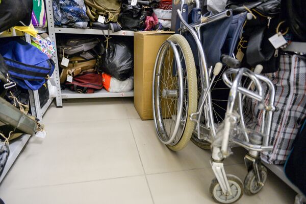 Una de las sillas de ruedas guardadas en el depósito Una de las sillas de ruedas guardadas en el depósito - Sputnik Mundo