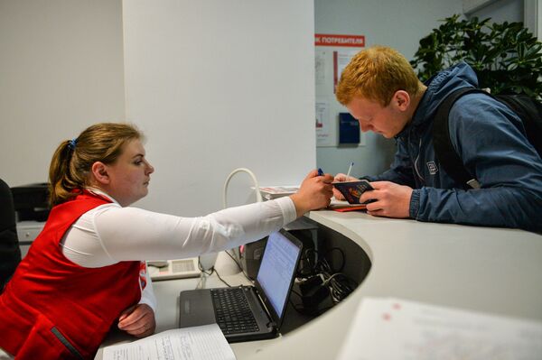 Maxim rellena un documento antes de recoger una bolsa extraviada Maxim rellena un documento antes de recoger una bolsa extraviada - Sputnik Mundo