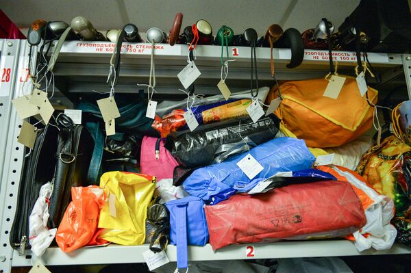 Paraguas a la espera de su dueño en las estanterías del almacén de objetos perdidos Paraguas a la espera de su dueño en las estanterías del almacén de objetos perdidos - Sputnik Mundo