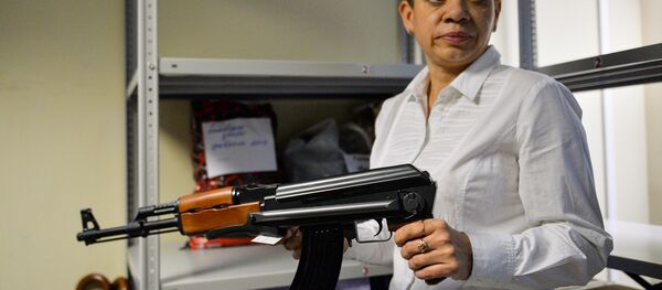 Una empleada del metro de Mosсú posa con un Kaláshnikov de juguete extraviado - Sputnik Mundo