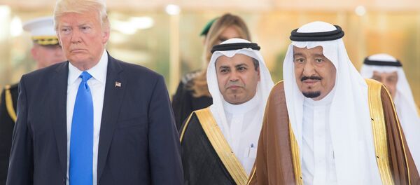 Donald Trump, presidente de EEUU, y Abdelaziz al Saud, rey de Arabia Saudí - Sputnik Mundo