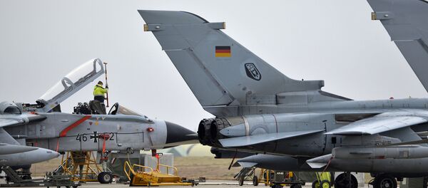 A technician works on a German Tornado jet at the NATO air base in Incirlik, Turkey. (File) - Sputnik Mundo