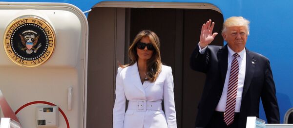 Melania Trump y Donald Trump, presidente de EEUU, tras aterrizar en el aeropuerto de Tel Aviv - Sputnik Mundo