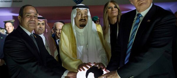 El presidente estadounidense Donald Trump, el rey saudí Salmán y el mandatario egipcio Abdulfatah al Sisi tocan una bola brillante en la capital de Arabia Saudí, Riad. - Sputnik Mundo