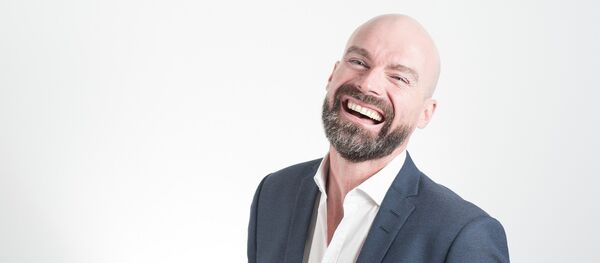 Hombre calvo y contento - Sputnik Mundo