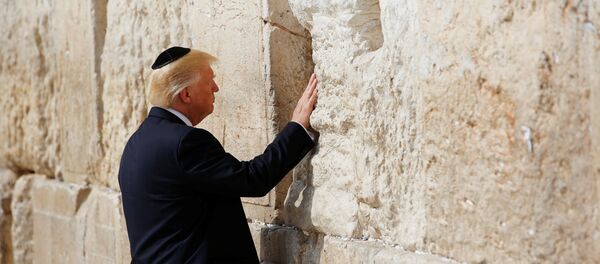 Donald Trump, presidente de EEUU, toca el el Muro de las Lamentaciones - Sputnik Mundo