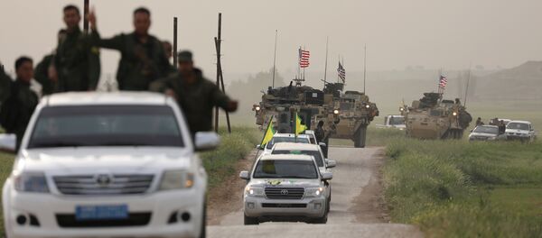 Fuerzas de autodefensa kurdas a bordo de un convoy de vehículos estadounidenses - Sputnik Mundo