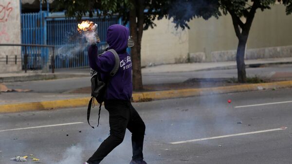 Hombre lanzando un cóctel mólotov (imagen referencial) - Sputnik Mundo