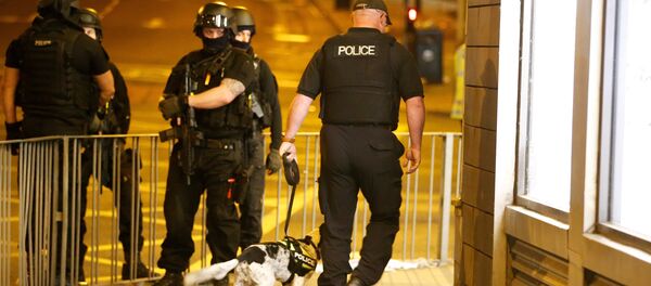 Policía británica en las afueras del Manchester Arena (archivo) Policía británica en las afueras del Manchester Arena (archivo) - Sputnik Mundo