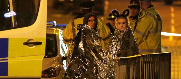Fanáticas de Ariana Grande, después del atentado en Mánchester, Reino Unido - Sputnik Mundo
