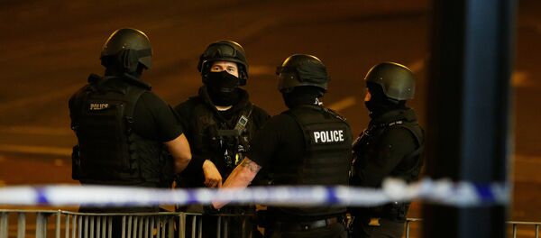 Policía británica en las afueras del Manchester Arena (archivo) - Sputnik Mundo