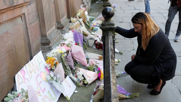 Flores en memoria de las víctimas del atentado de Mánchester (archivo) - Sputnik Mundo