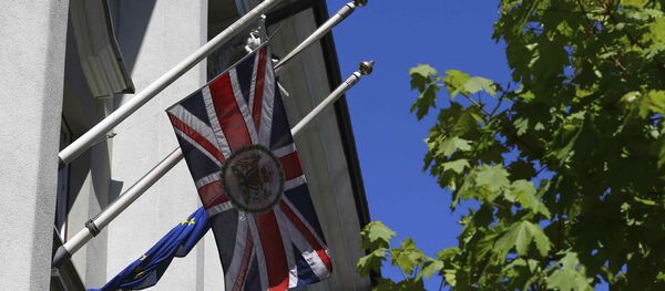 La bandera del Reino Unido ondea a media asta en honor de las víctimas del ataque del Manchester - Sputnik Mundo