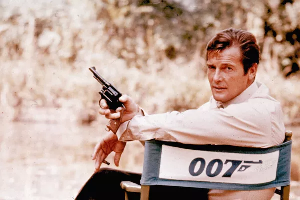 Roger Moore en el set de Vive y deja morir, de 1973. - Sputnik Mundo